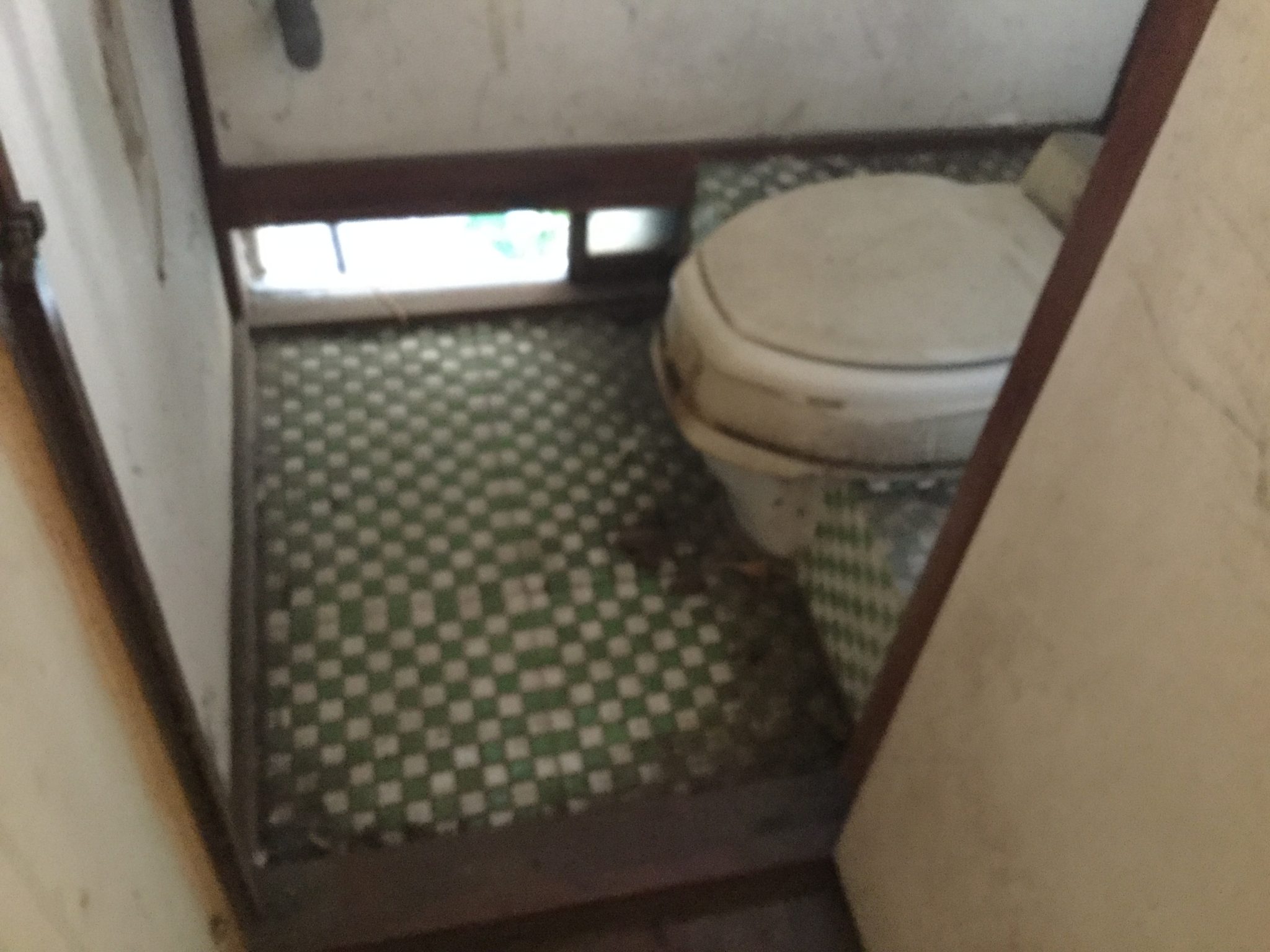 洋式にはなっていたが古く汚かったトイレ