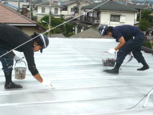 職人二人屋根の塗装中