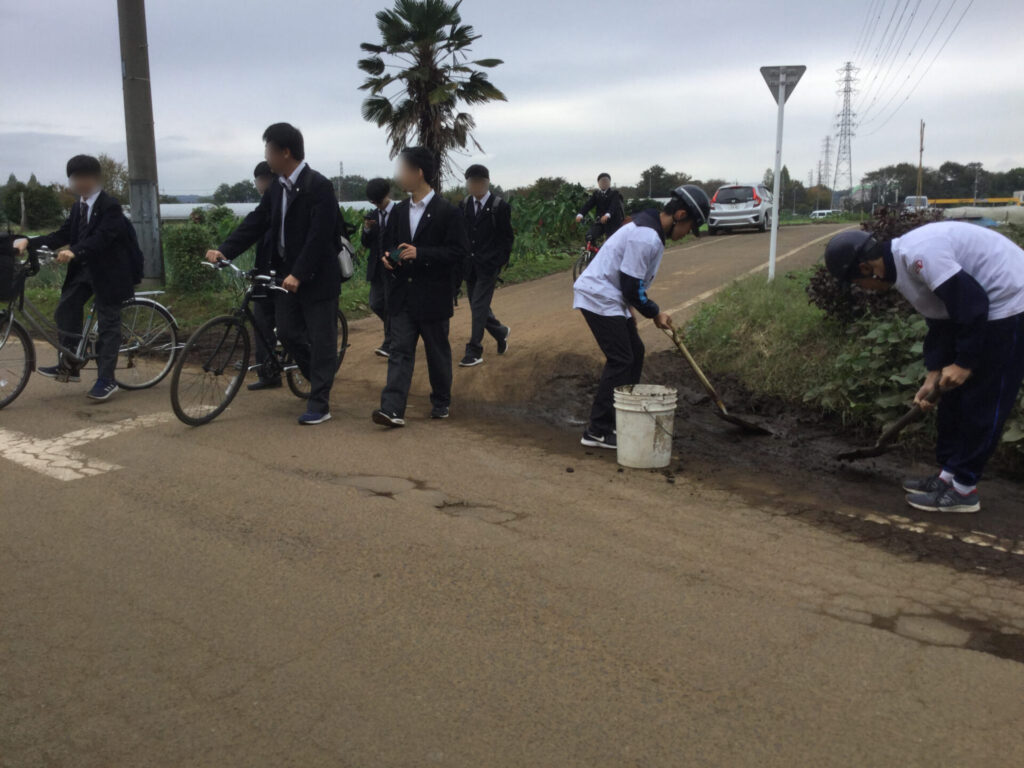 中学生の　職場体験による道路清掃